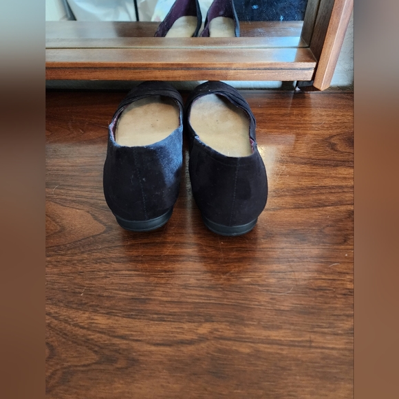 Report Black Suede Flats, Size 9.5 - Picture 3 of 4